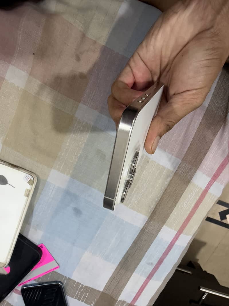 Apple iPhone 15 Pro 3
