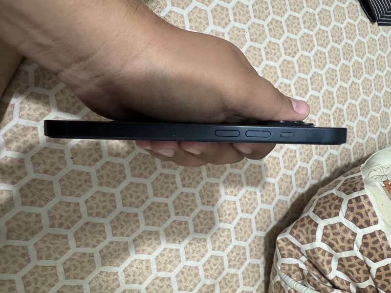 Apple iPhone 13 2