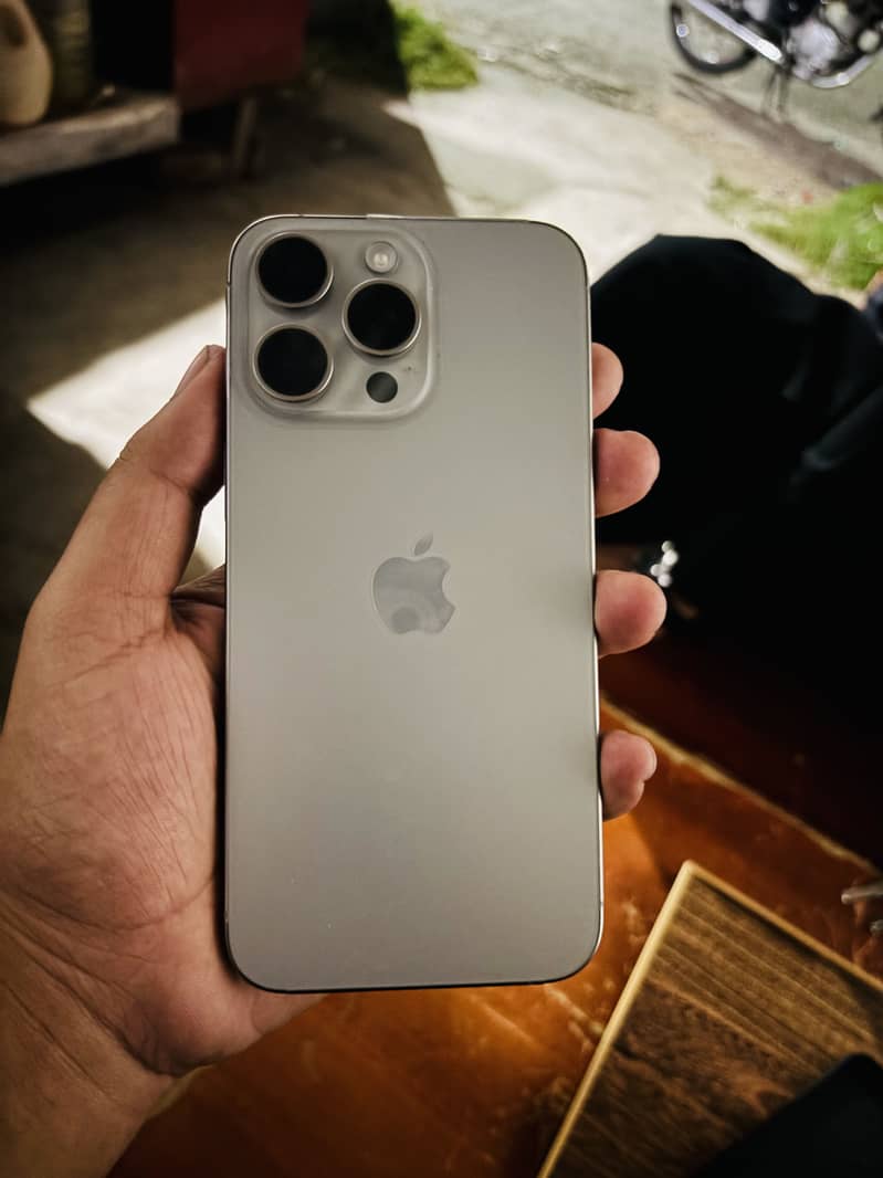Apple iPhone 15 Pro Max 0