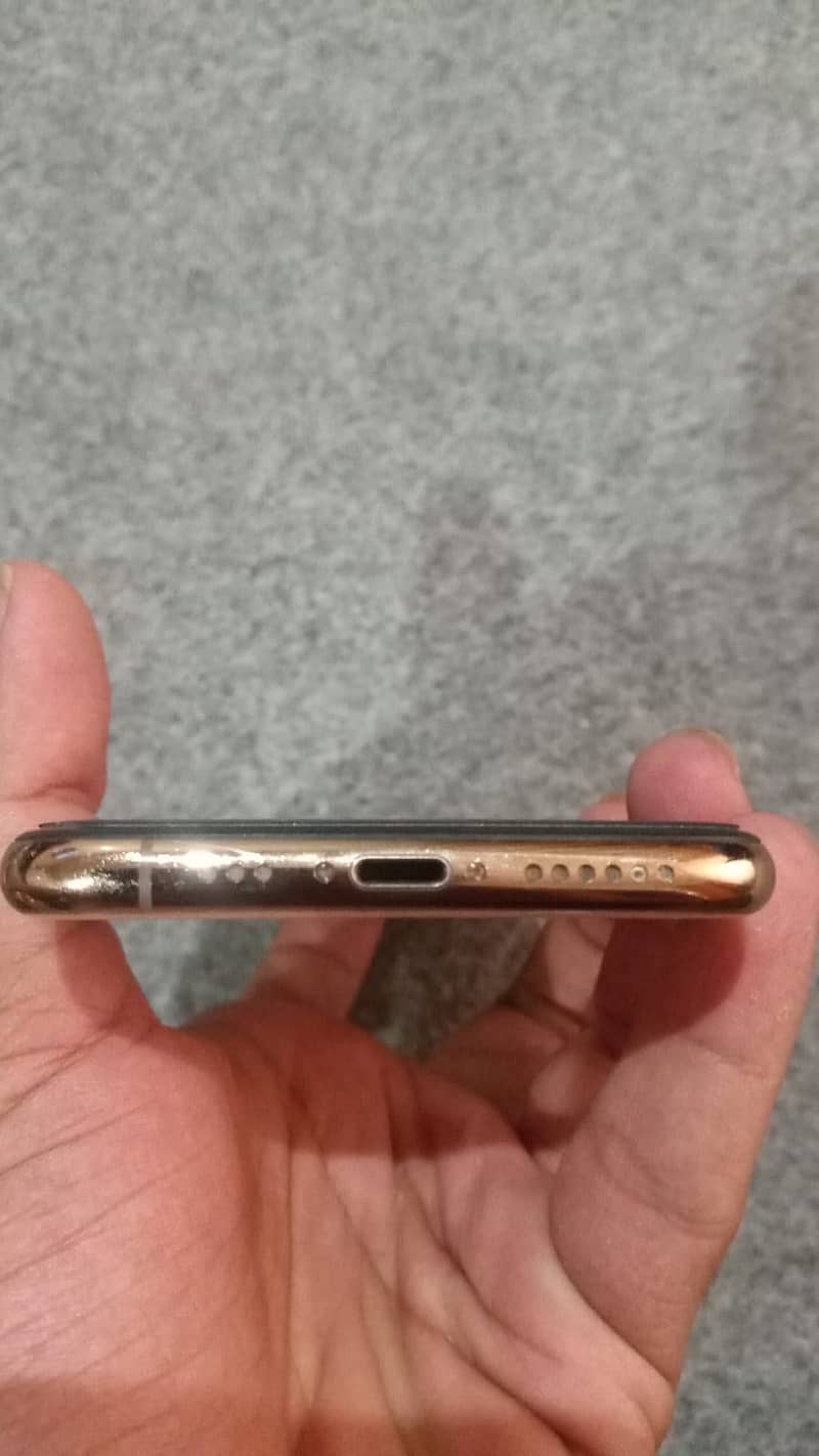 Apple iPhone XS 4