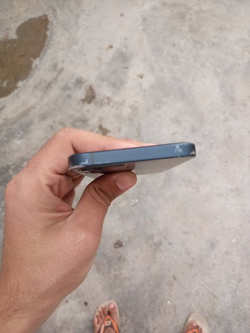 Apple iPhone 12 4