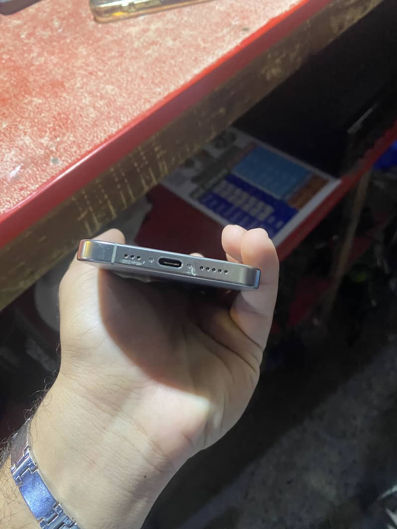 Apple iPhone 16 Pro 2