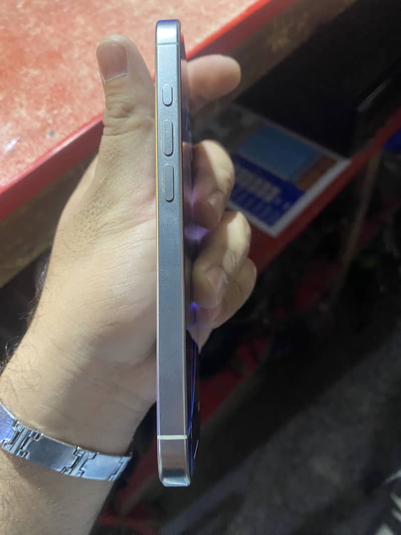 Apple iPhone 16 Pro 3