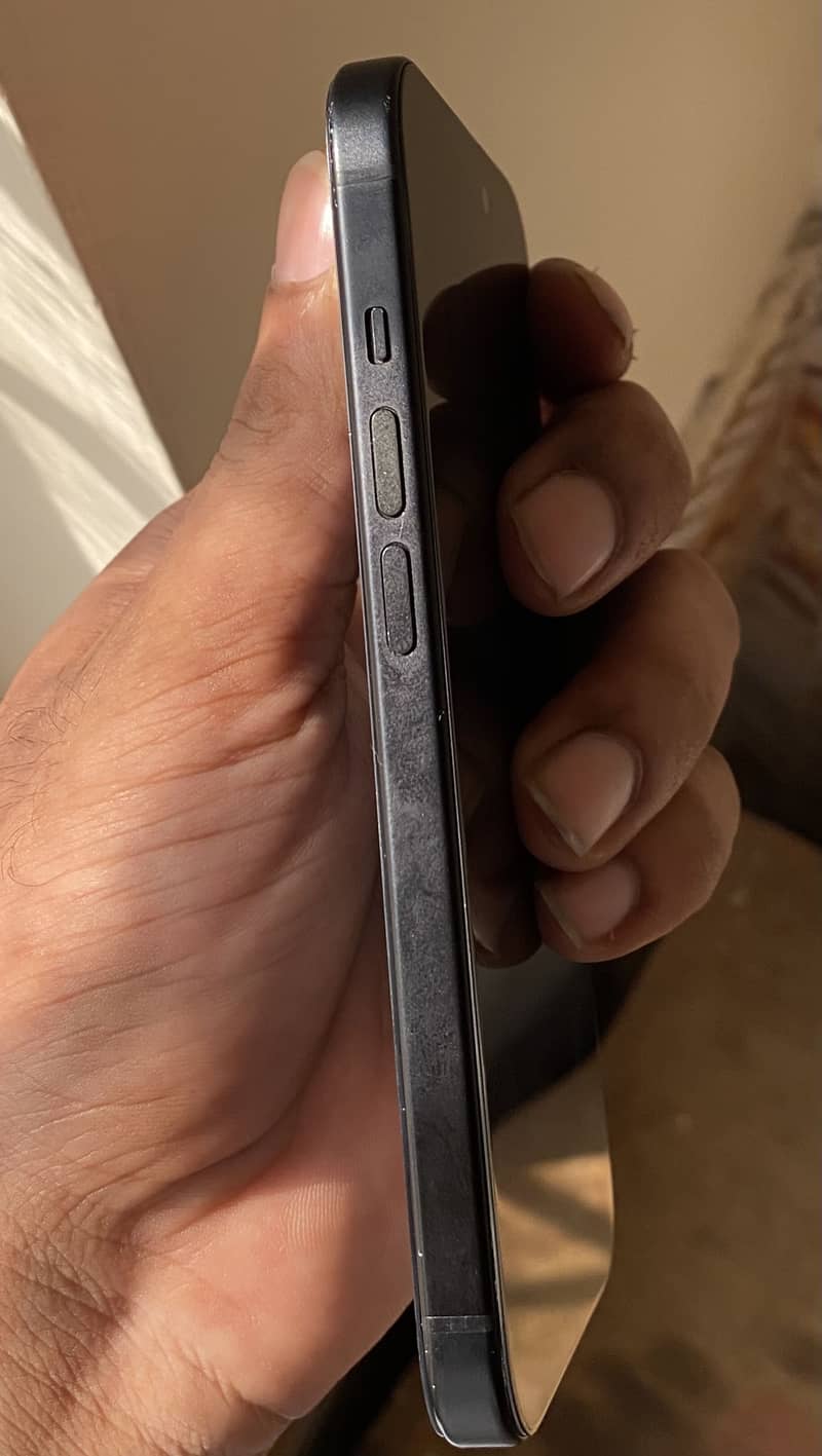 iPhone 15 4