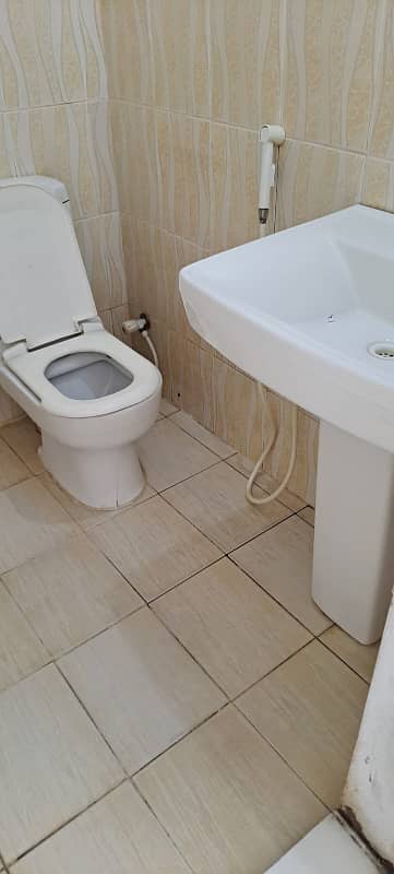 Allama Iqbal Town 10 Portion Available For Rent