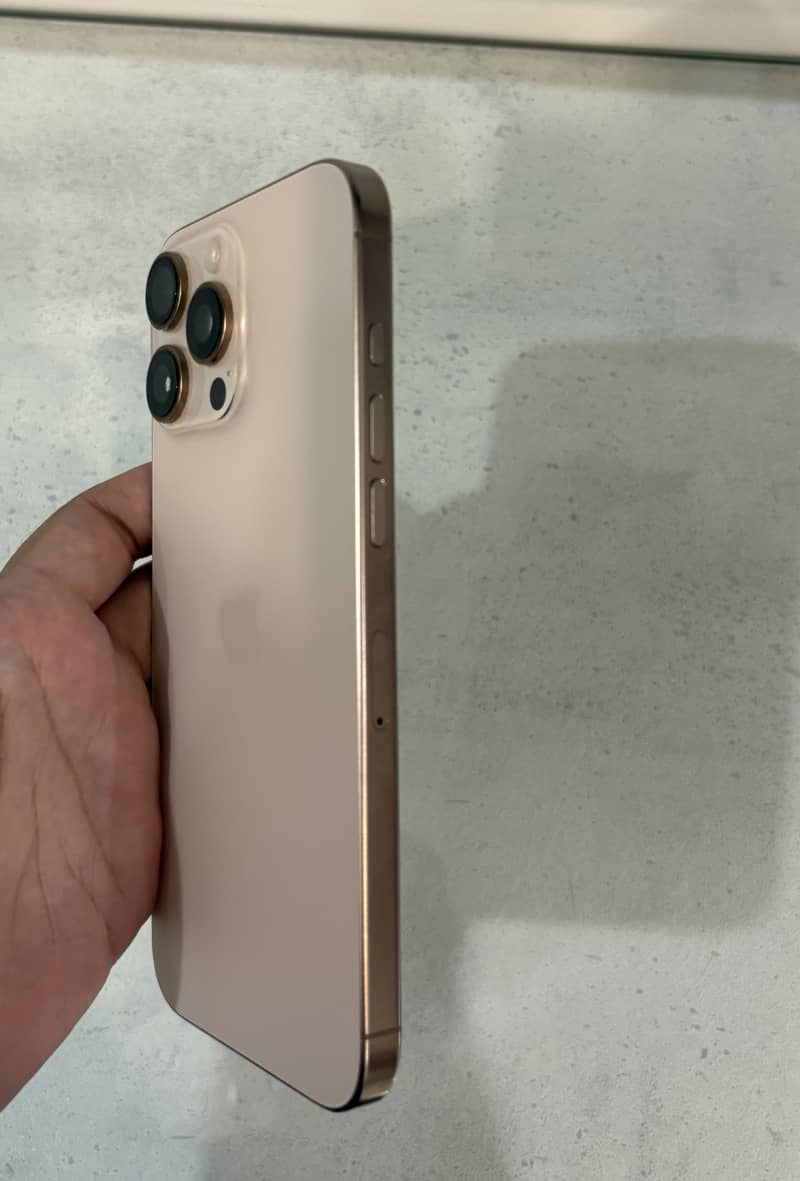 Apple iPhone 16 Pro Max 4