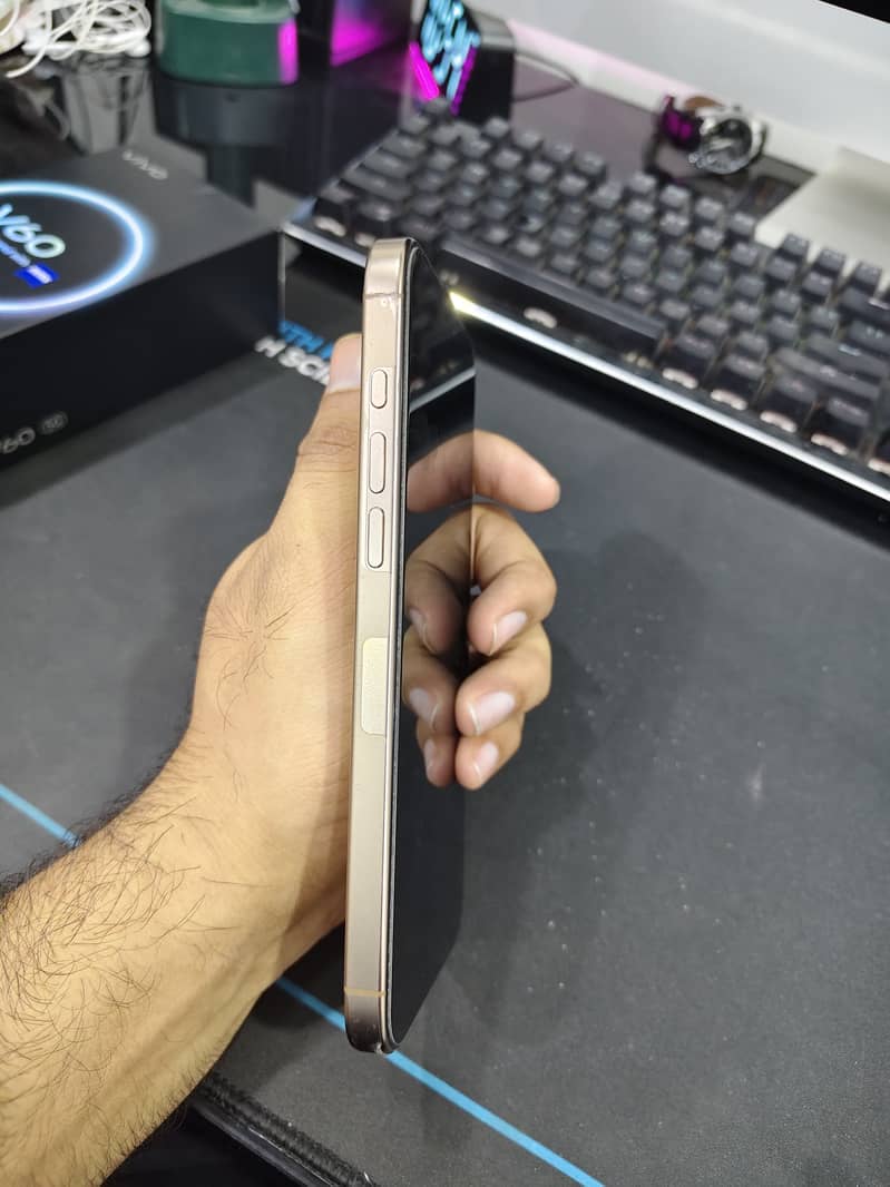 Apple iPhone 16 Pro Max 2