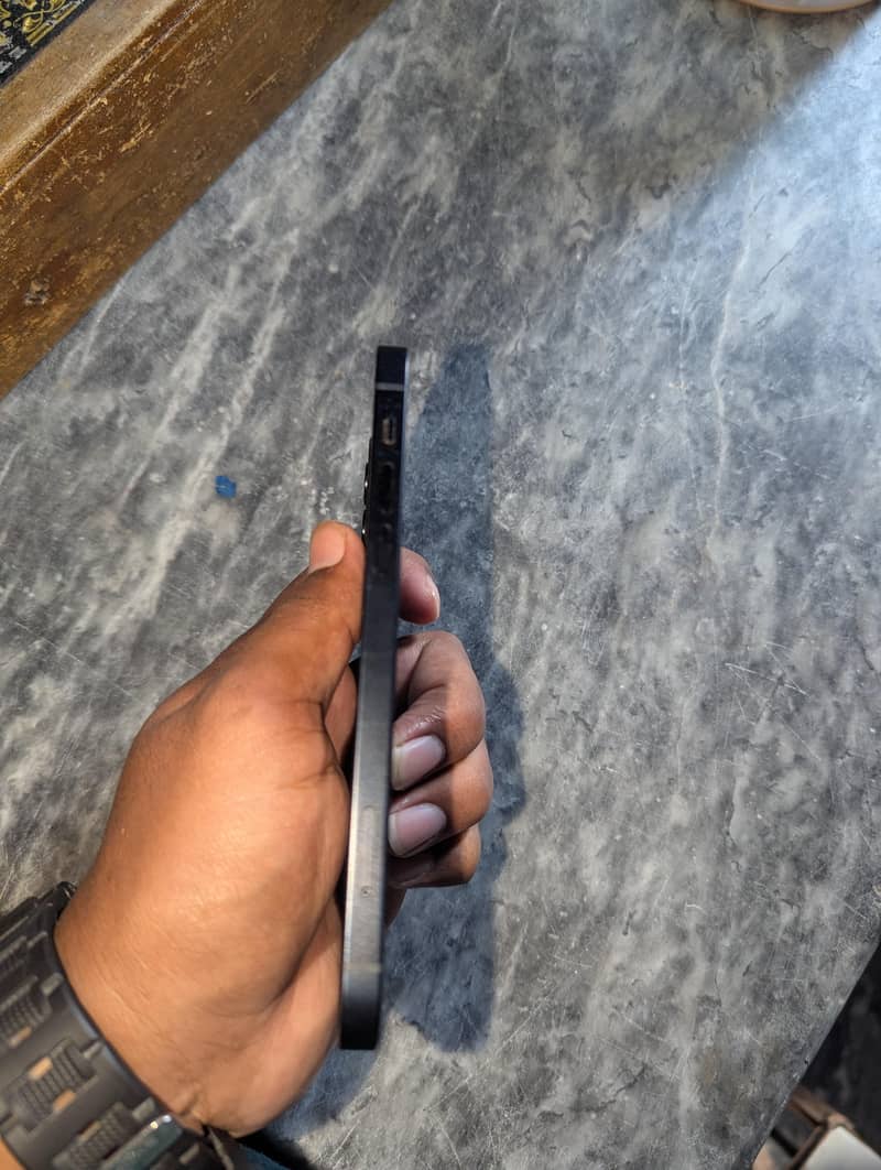Apple iPhone 12 4
