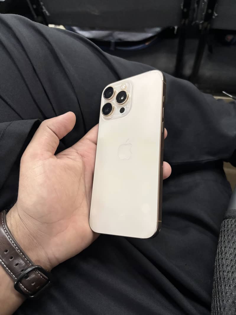 Apple iPhone 16 Pro Max 4