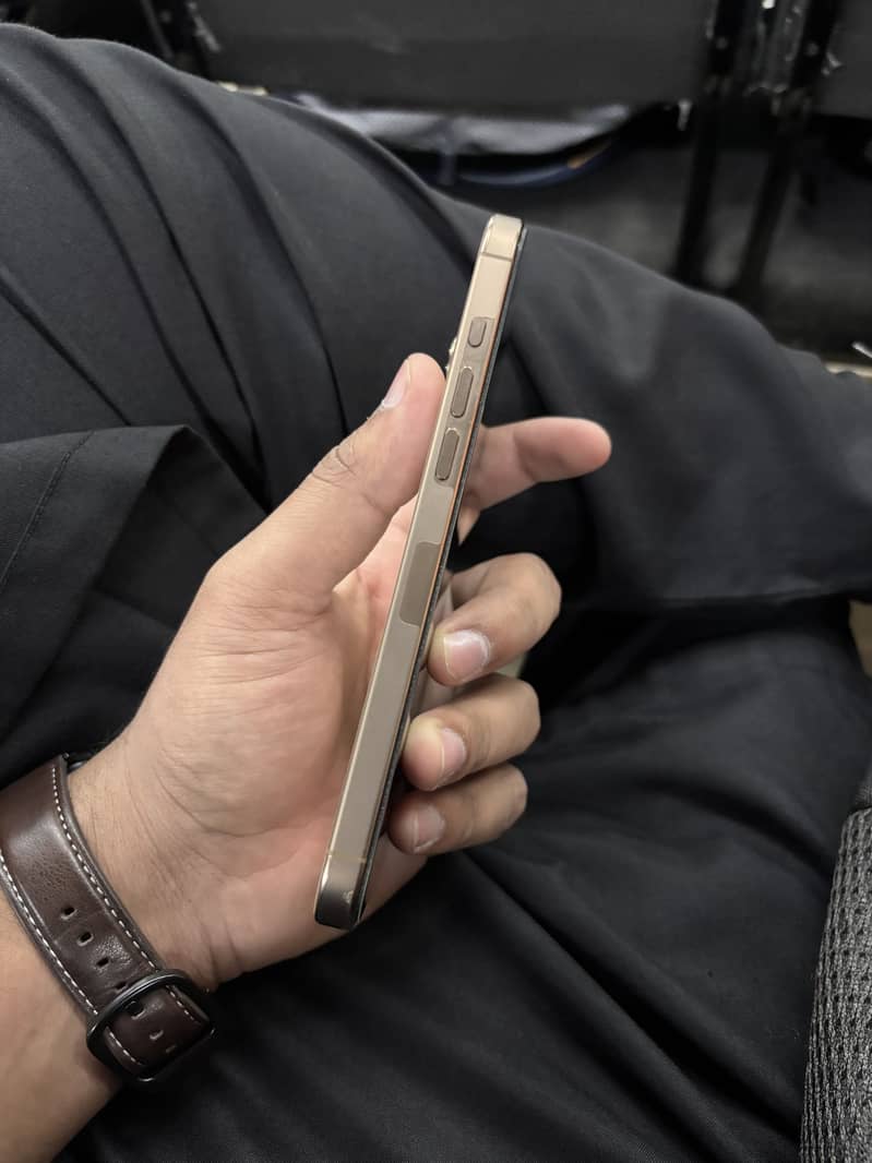 Apple iPhone 16 Pro Max 5