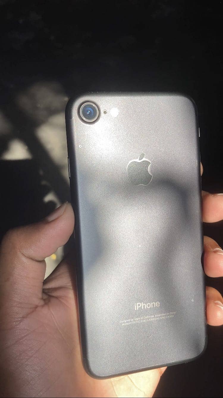 Apple iPhone 7 0