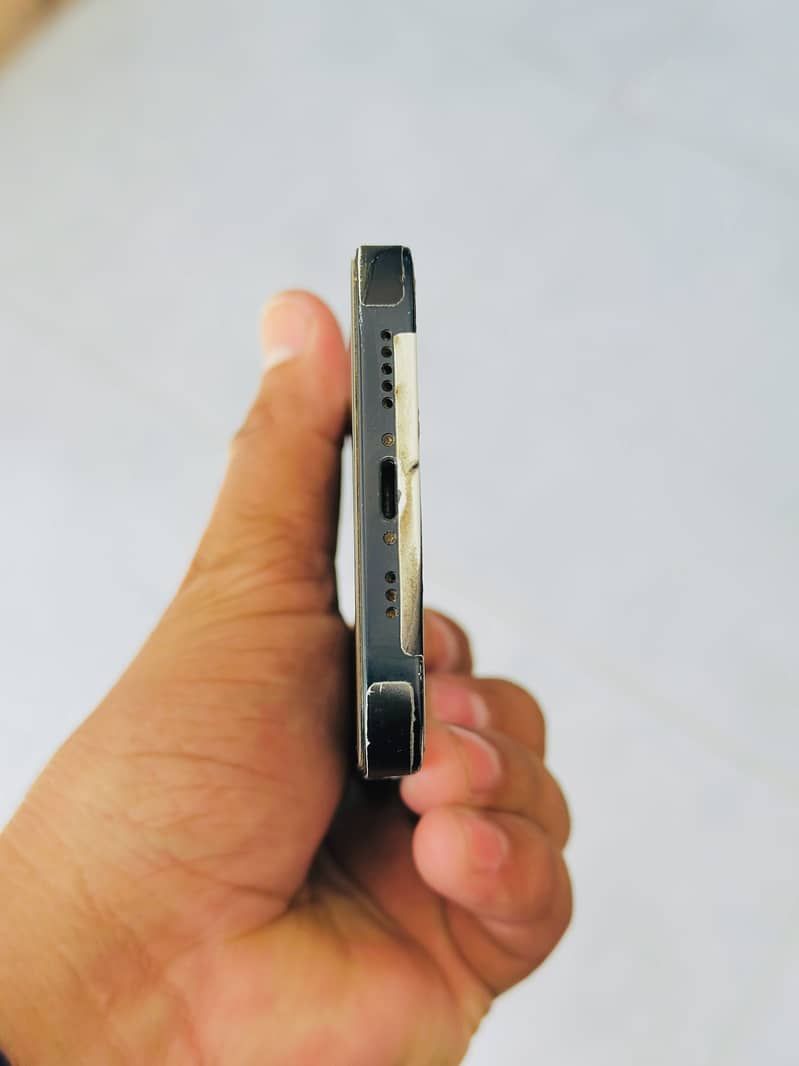 Apple iPhone 13 2
