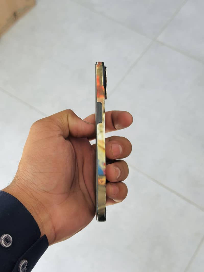 Apple iPhone 13 4