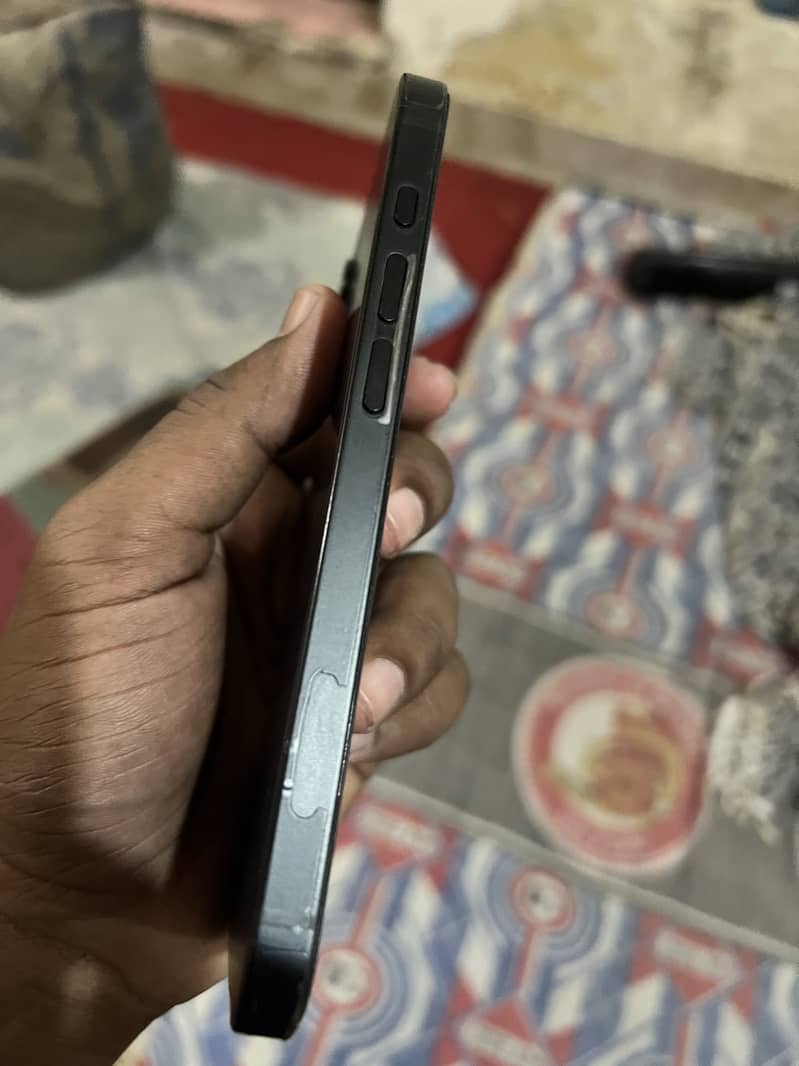 Apple iPhone 16e 0