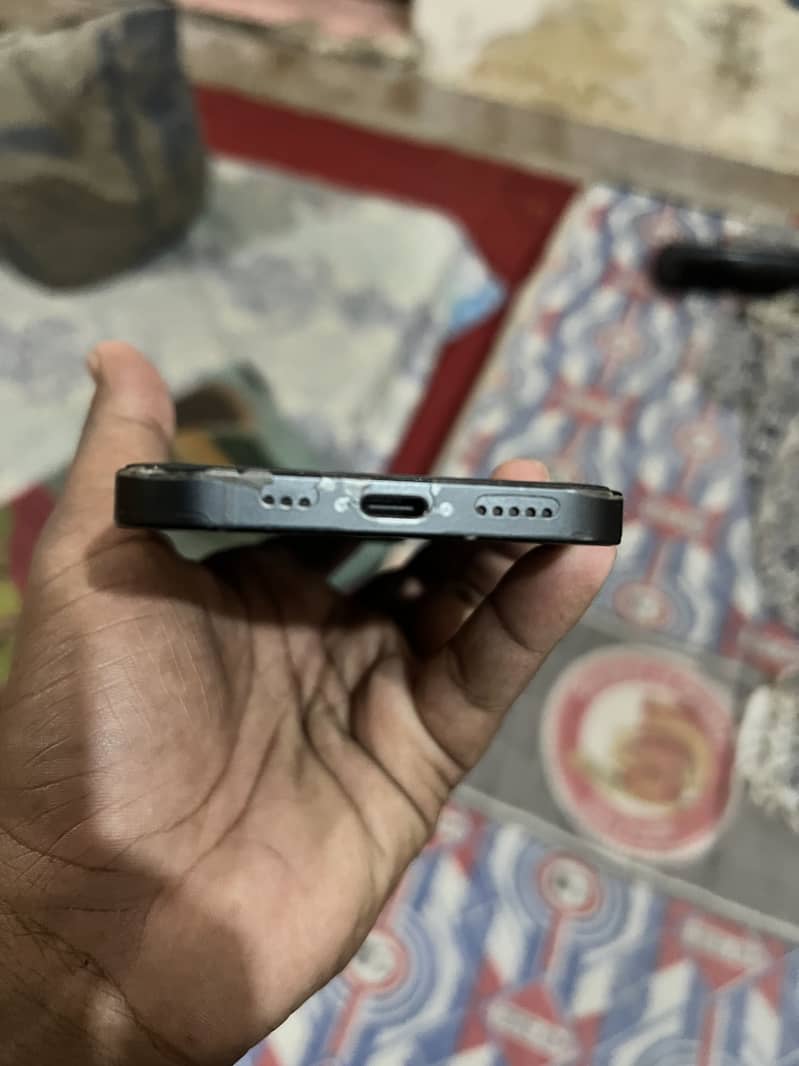 Apple iPhone 16e 2