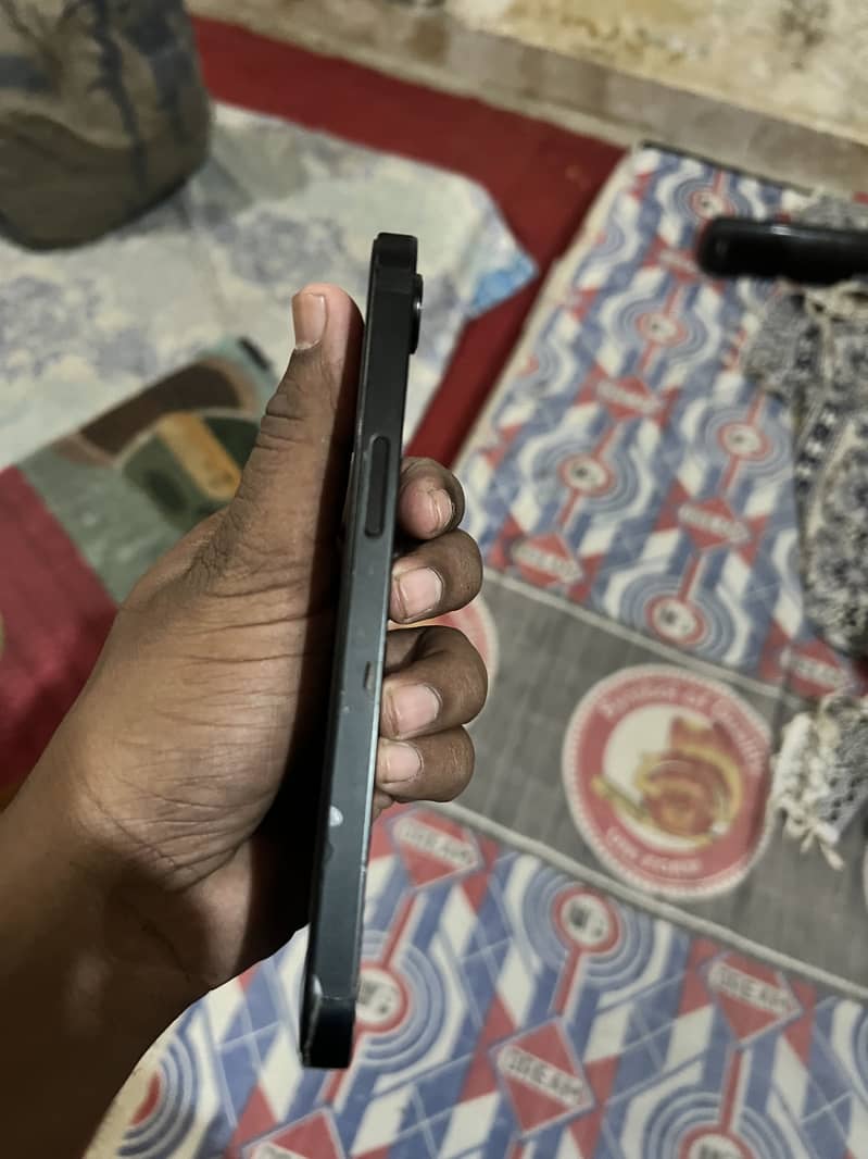 Apple iPhone 16e 3