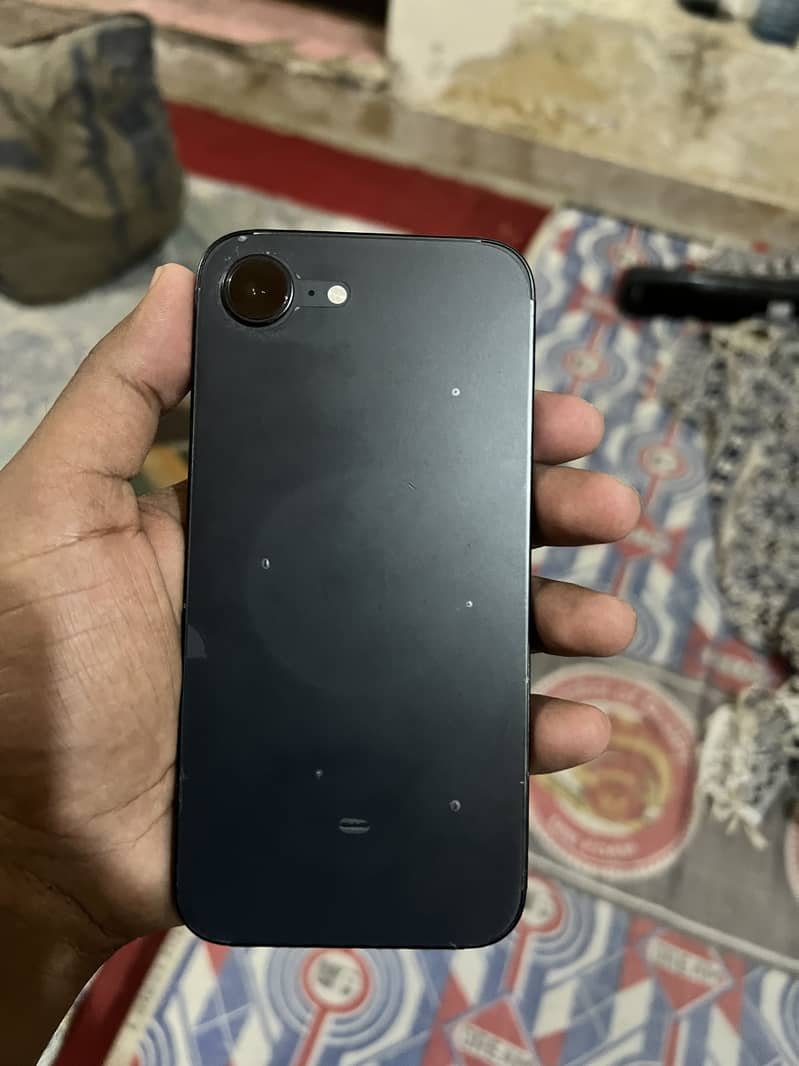 Apple iPhone 16e 4