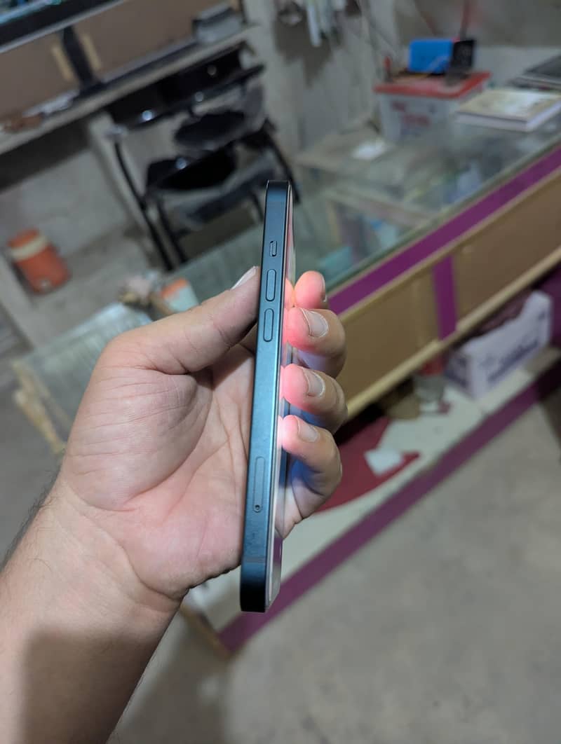 Apple iPhone 13 4