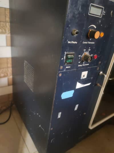 Laboratory oven