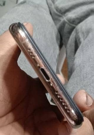 Apple iPhone XS 4