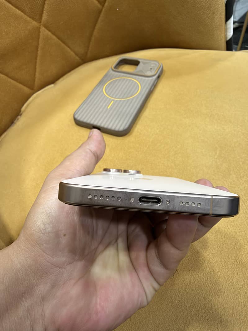Apple iPhone 16 Pro Max 4
