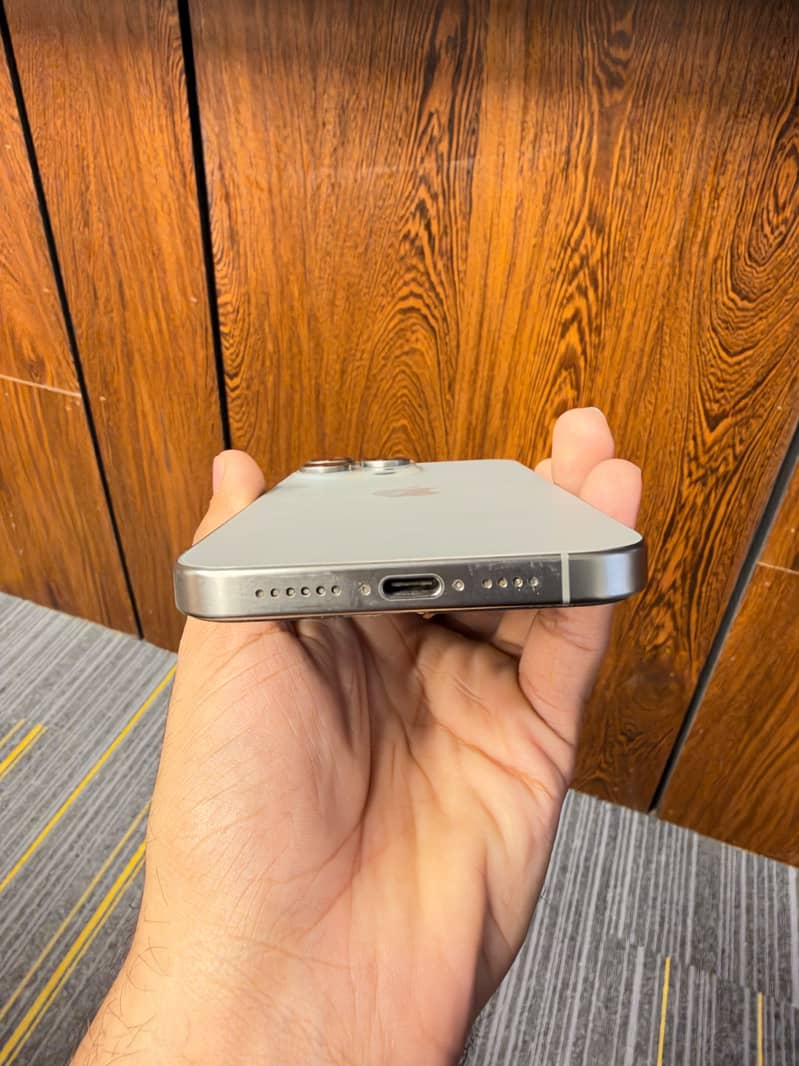 Apple iPhone 15 Pro Max 6