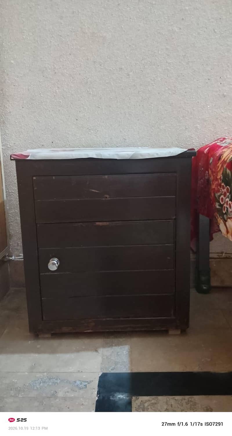 1 bed, 2 side table,1 dressing table, 1 mattle 1