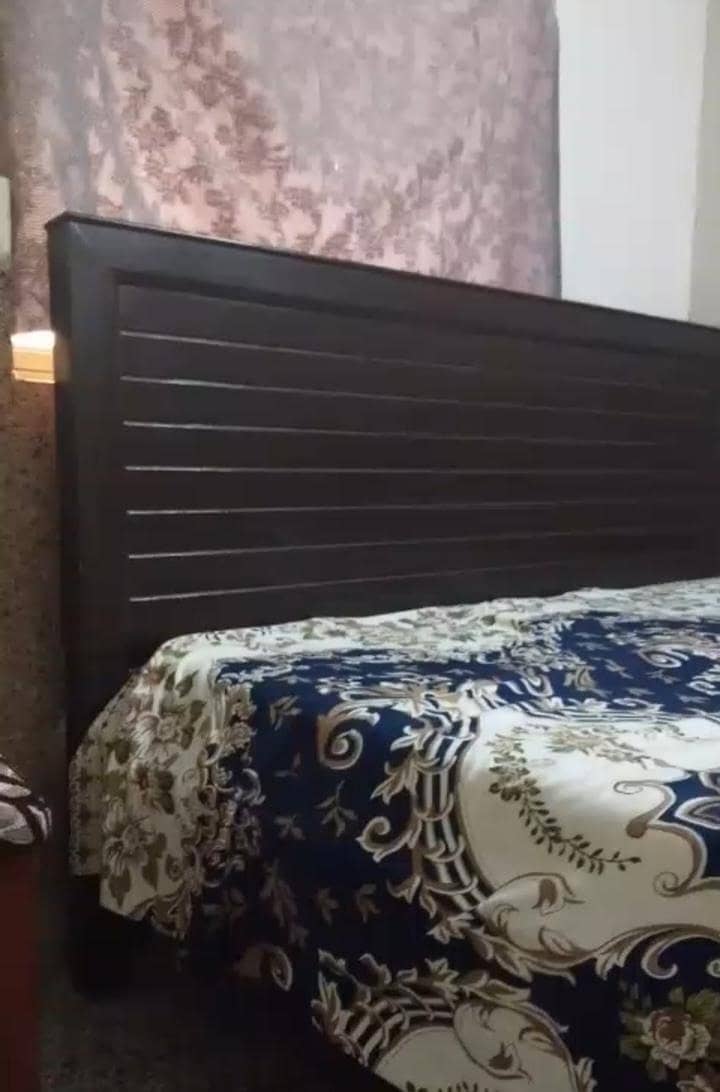 1 bed, 2 side table,1 dressing table, 1 mattle 2