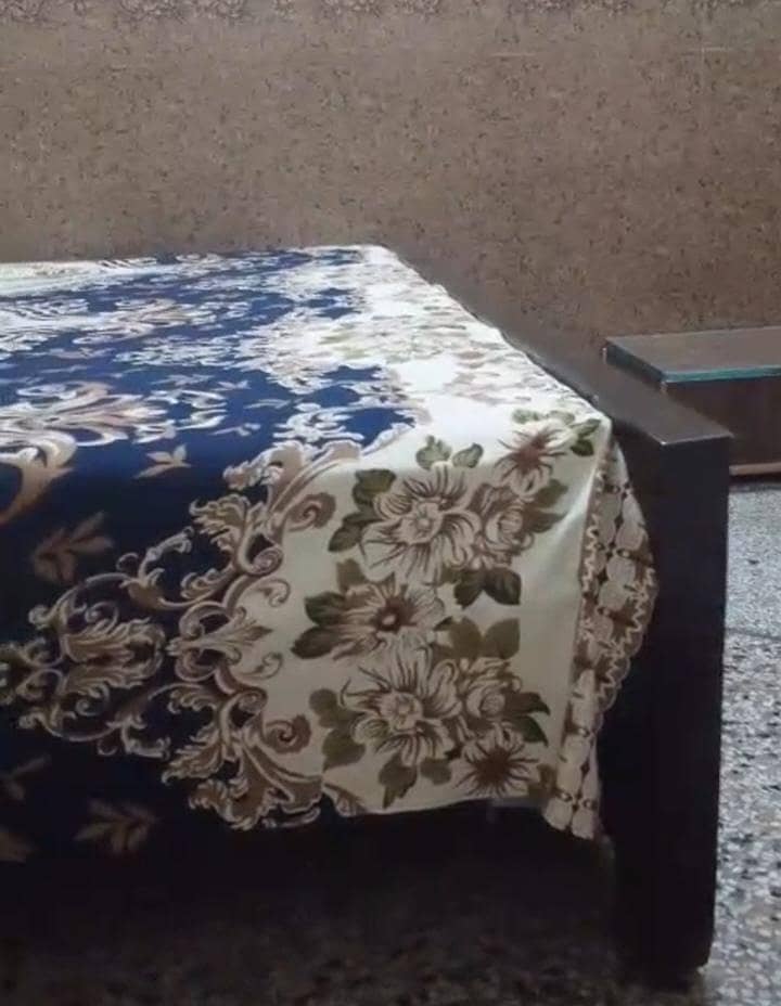 1 bed, 2 side table,1 dressing table, 1 mattle 4