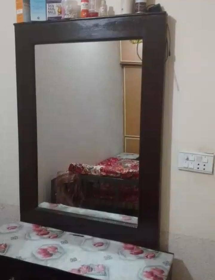 1 bed, 2 side table,1 dressing table, 1 mattle 5