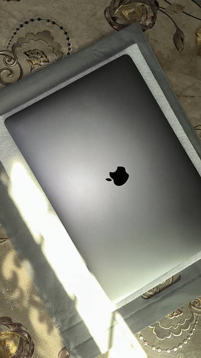 MacBook pro 2019 100 cycle 16 inches 512GB