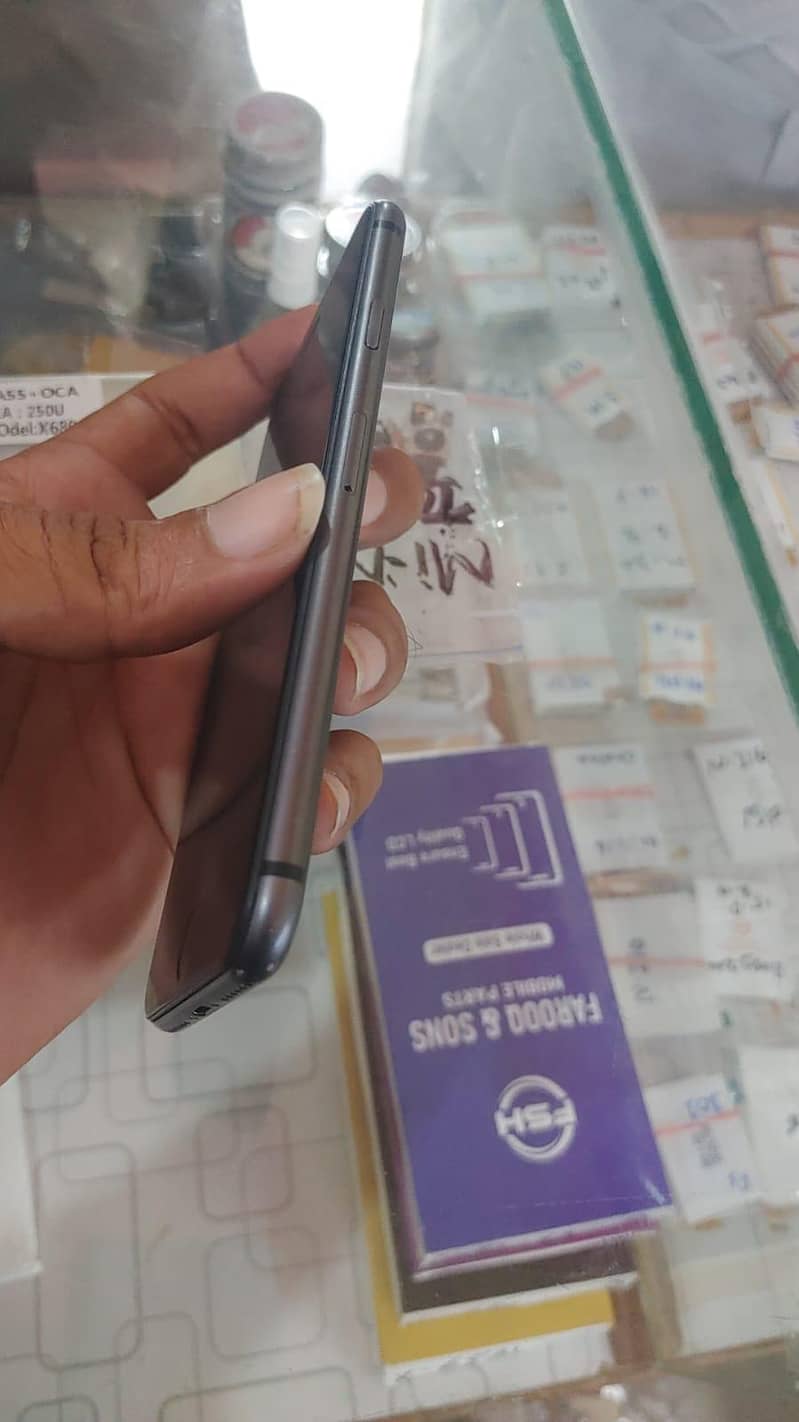 Apple iPhone 8 3