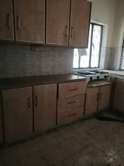 10 Marla Full House Available for Rent