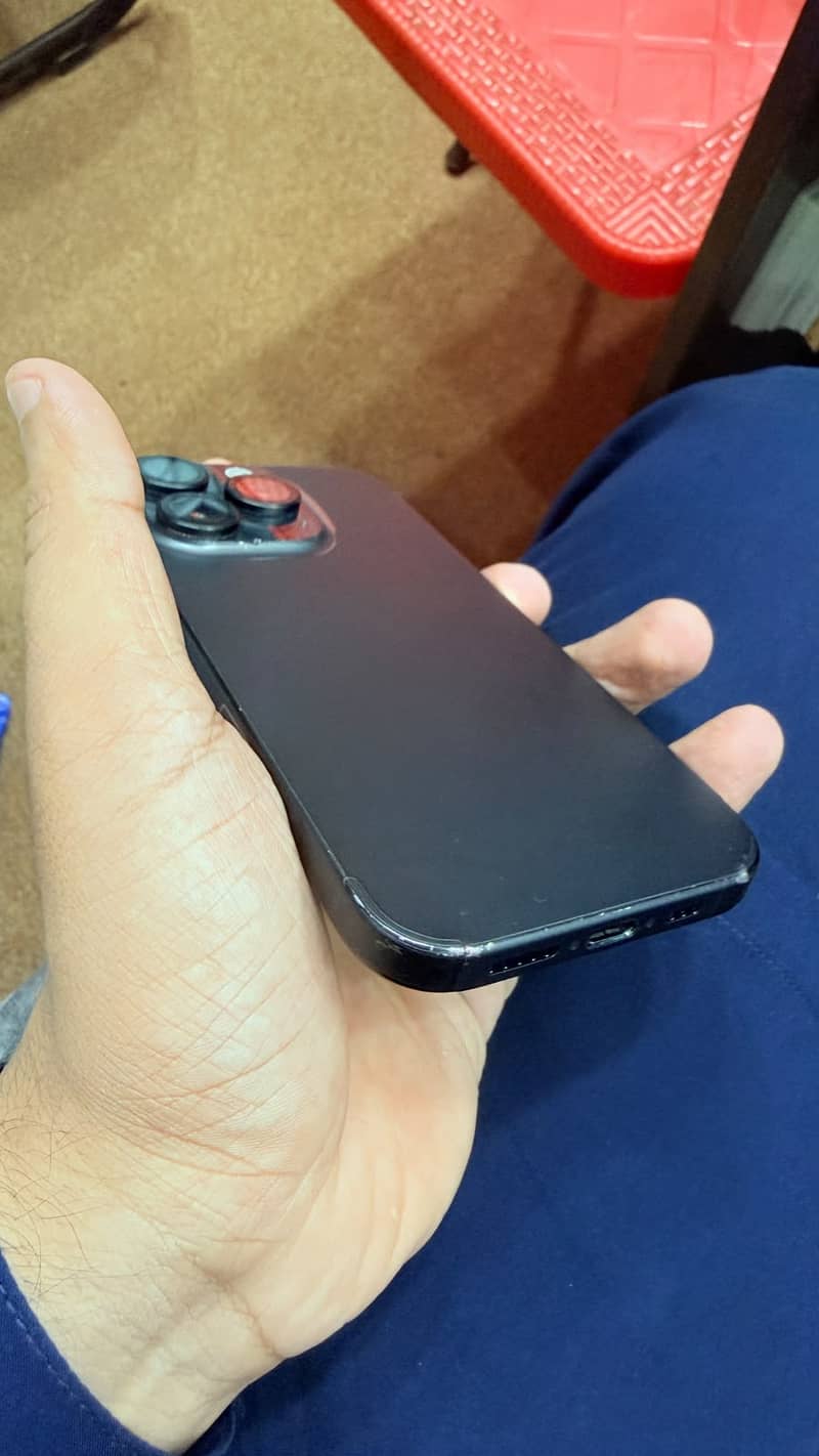 Apple iPhone 16 Pro 3