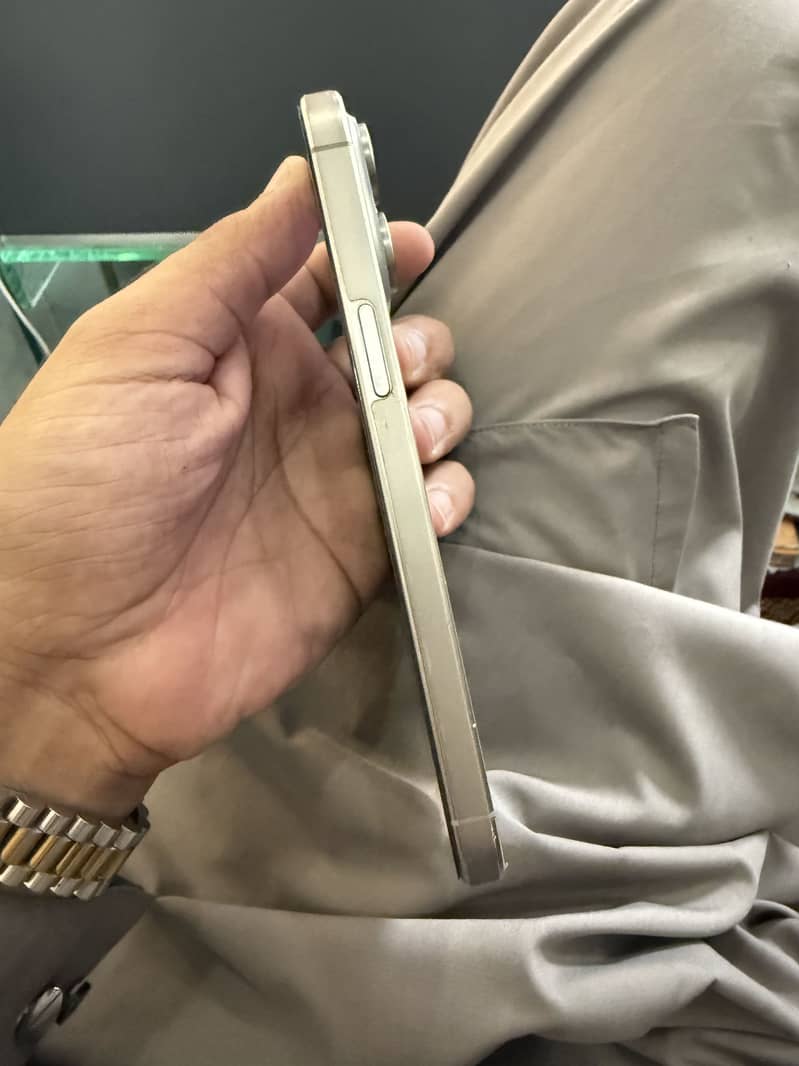 Apple iPhone 15 Pro Max 4
