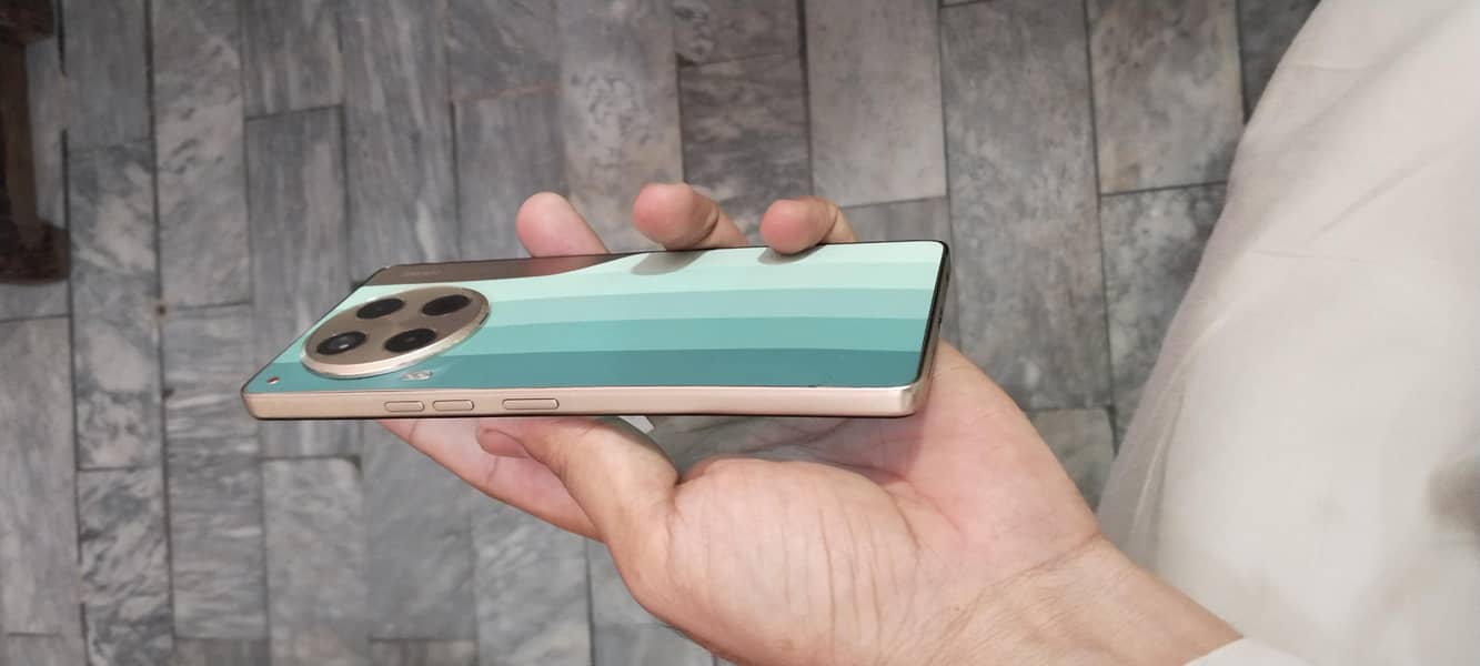 Tecno CAMON 30 1