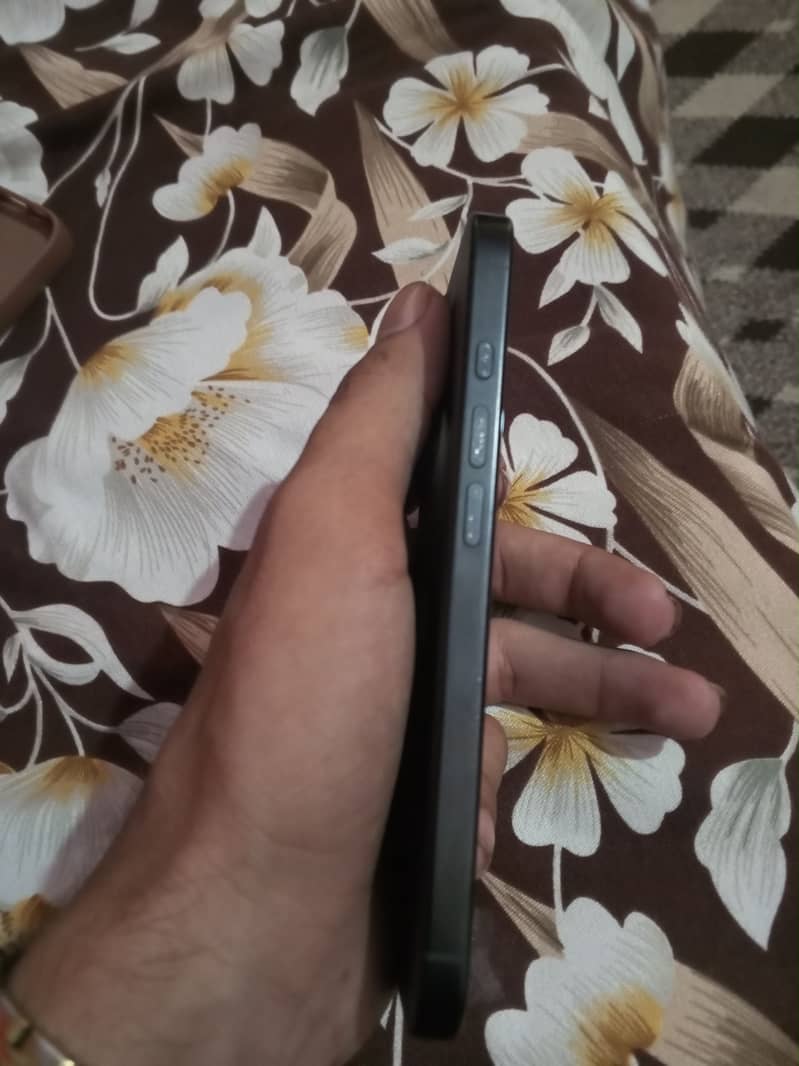 Apple iPhone 16 Pro 2
