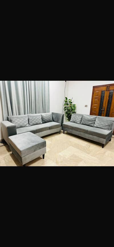 Beautiful Sofa Set Available for Sale
