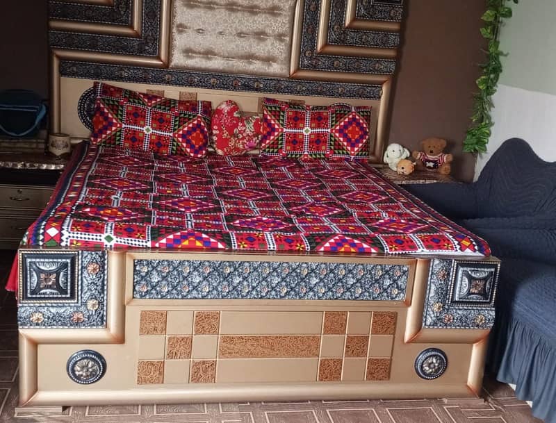 bed and Dressing table 0