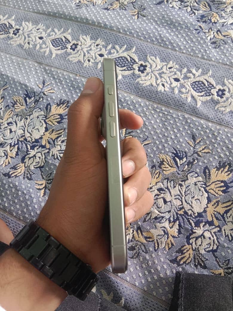 Apple iPhone 15 Pro 0
