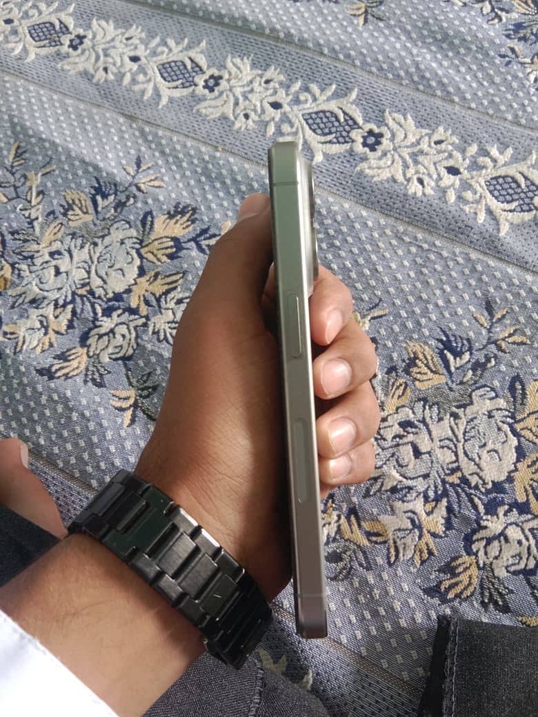 Apple iPhone 15 Pro 2