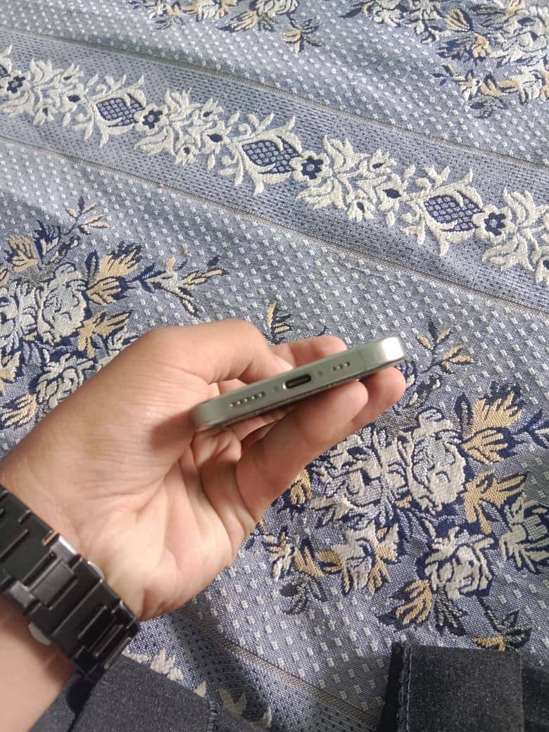 Apple iPhone 15 Pro 3