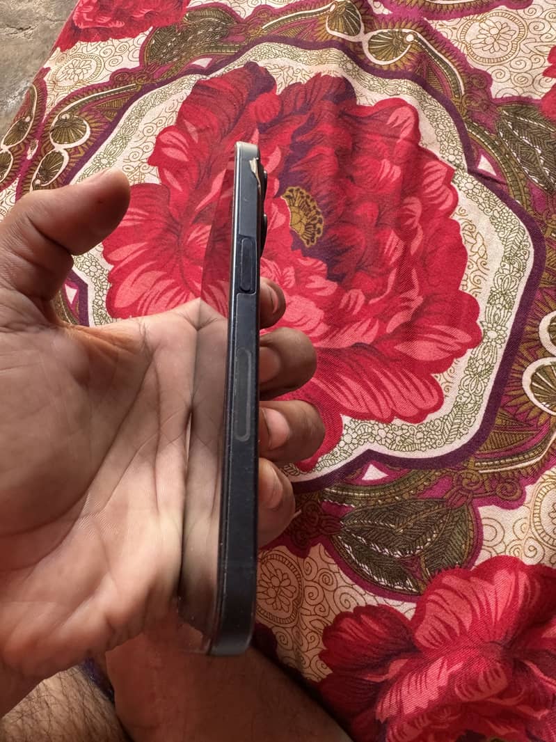 Apple iPhone 15 Pro 0