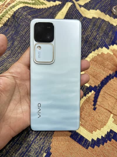 Vivo V30
