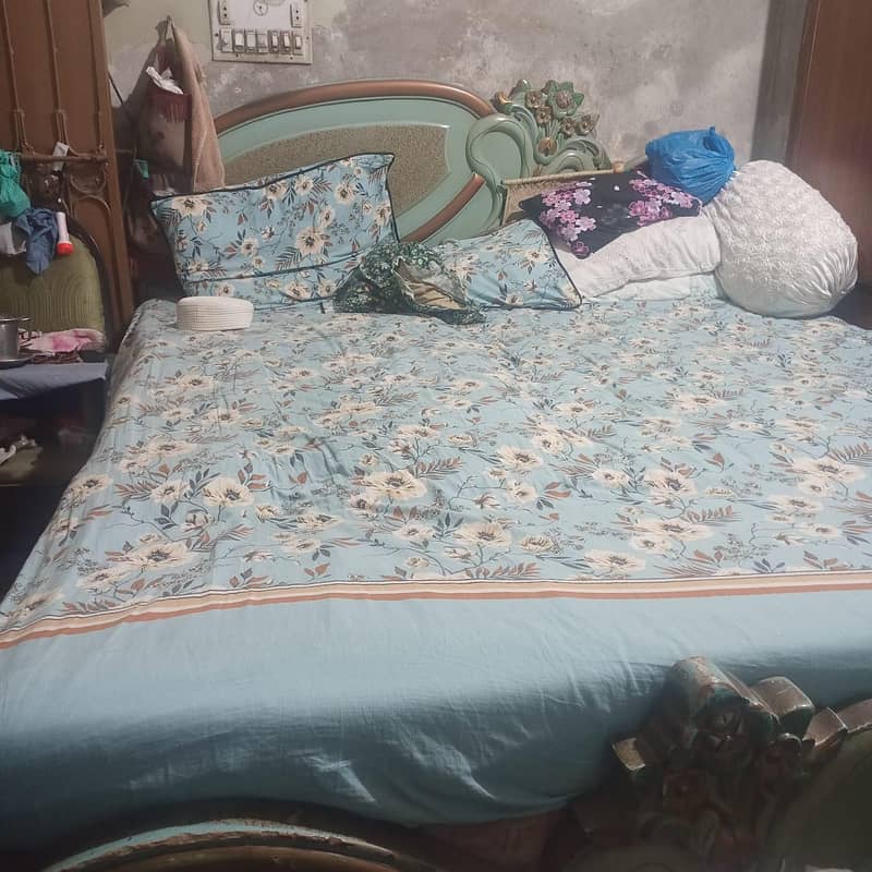 Queen bed with free furniture 0