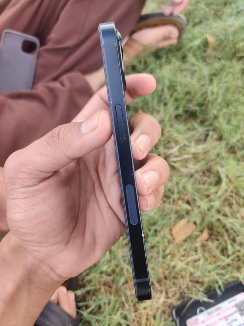 Apple iPhone 13 8