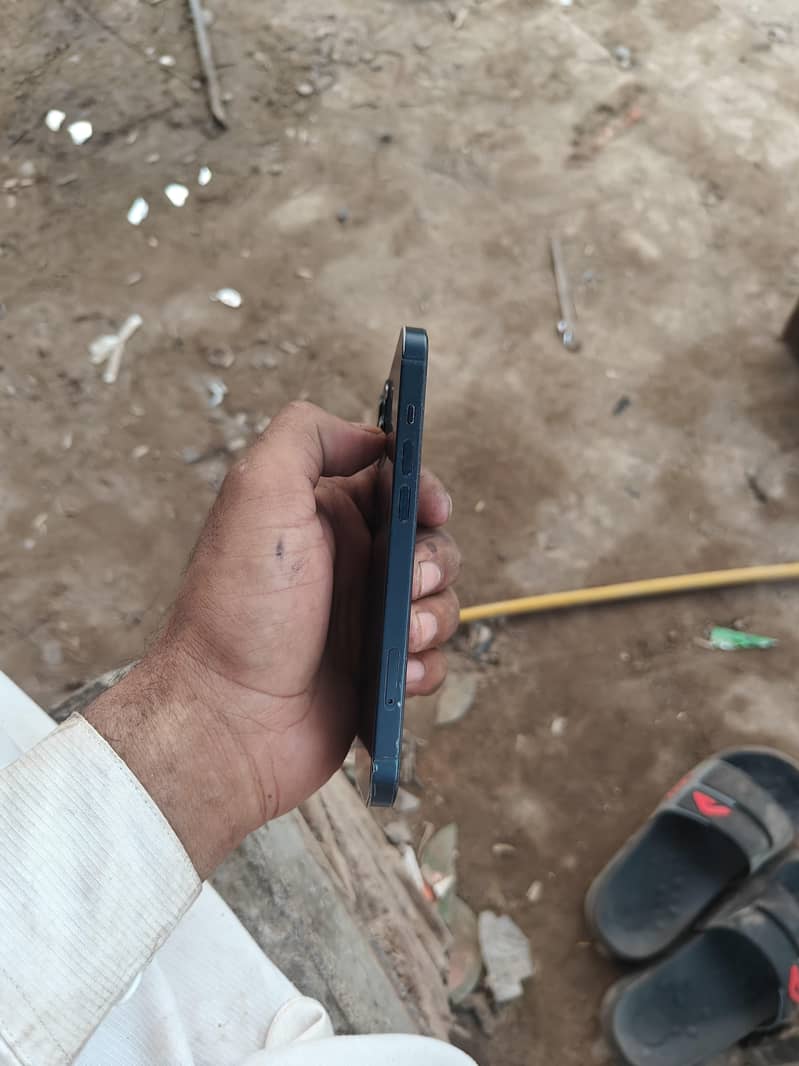 Apple iPhone 13 5
