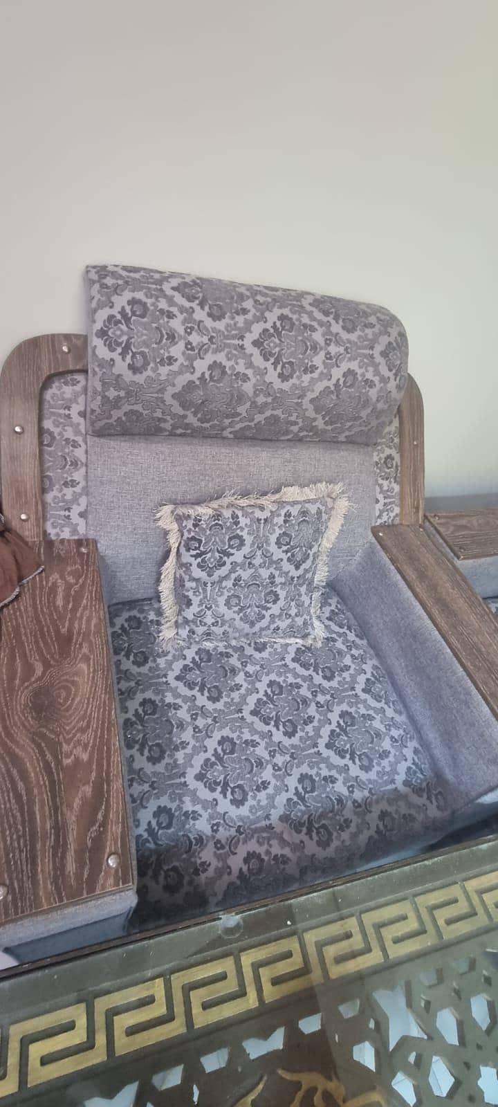 Almost new sofa set 0