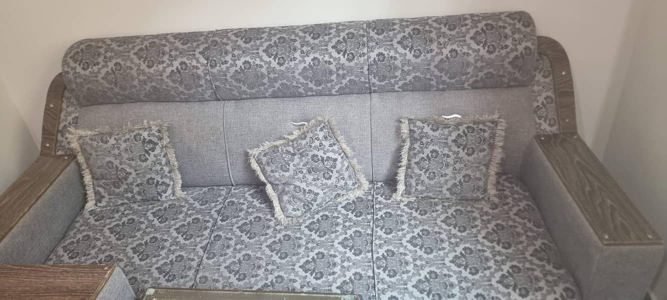Almost new sofa set 1