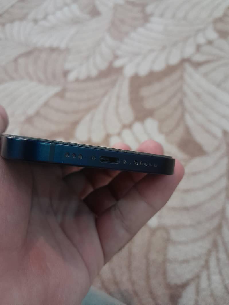 Apple iPhone 12 4